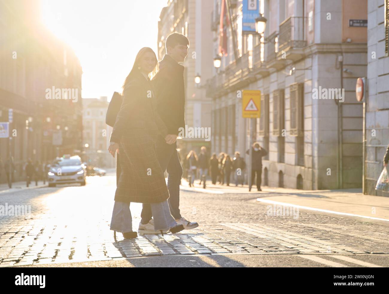 couple amoureux se promenant dans la ville au crépuscule Banque D'Images