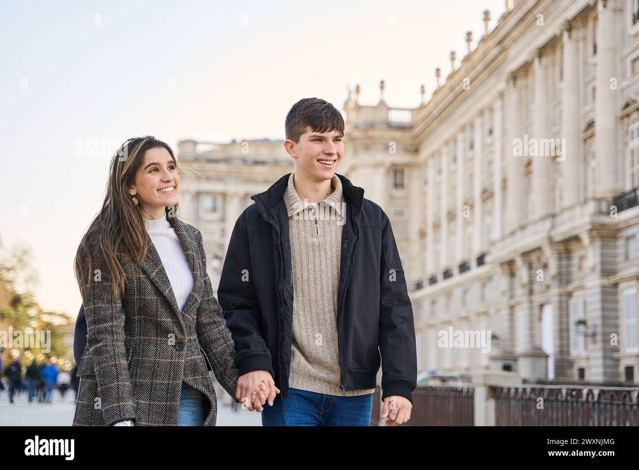 jeune couple main dans la main visitant les lieux célèbres de madrid. couple amoureux en voyage Banque D'Images