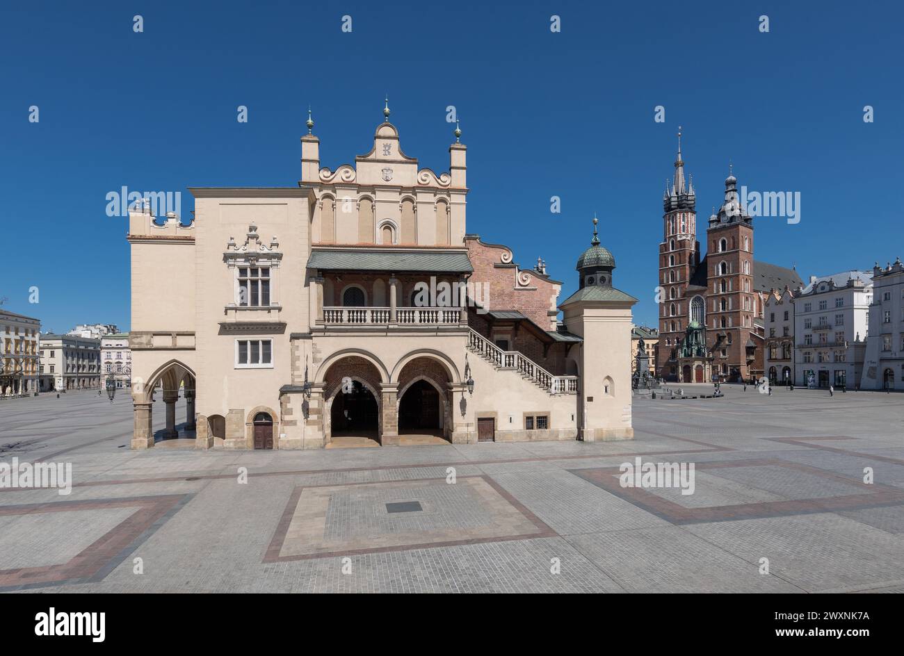 Basilique Sainte-Marie, Sukiennice, place du marché principal, Cracovie, Pologne Banque D'Images