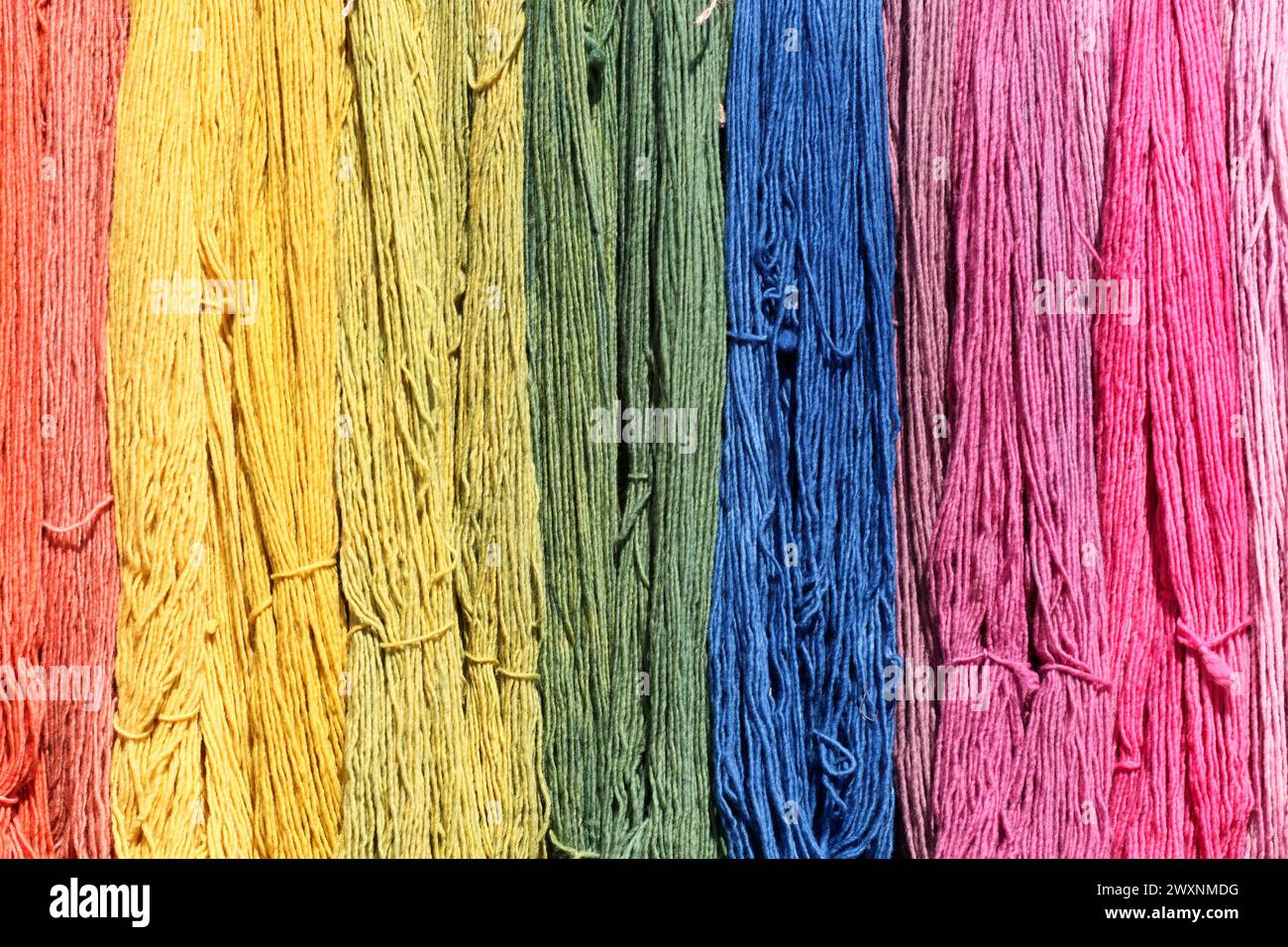 Fil coloré et laine pour tricoter Banque D'Images