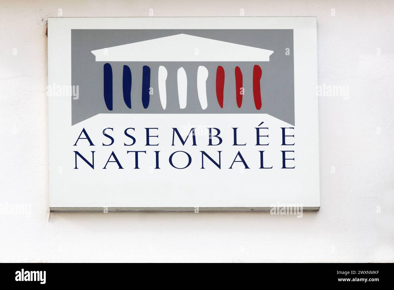 Bourg-en-Bresse, France - 4 octobre 2023 : symbole de l'Assemblée nationale en France sur le mur d'une permanence parlementaire Banque D'Images