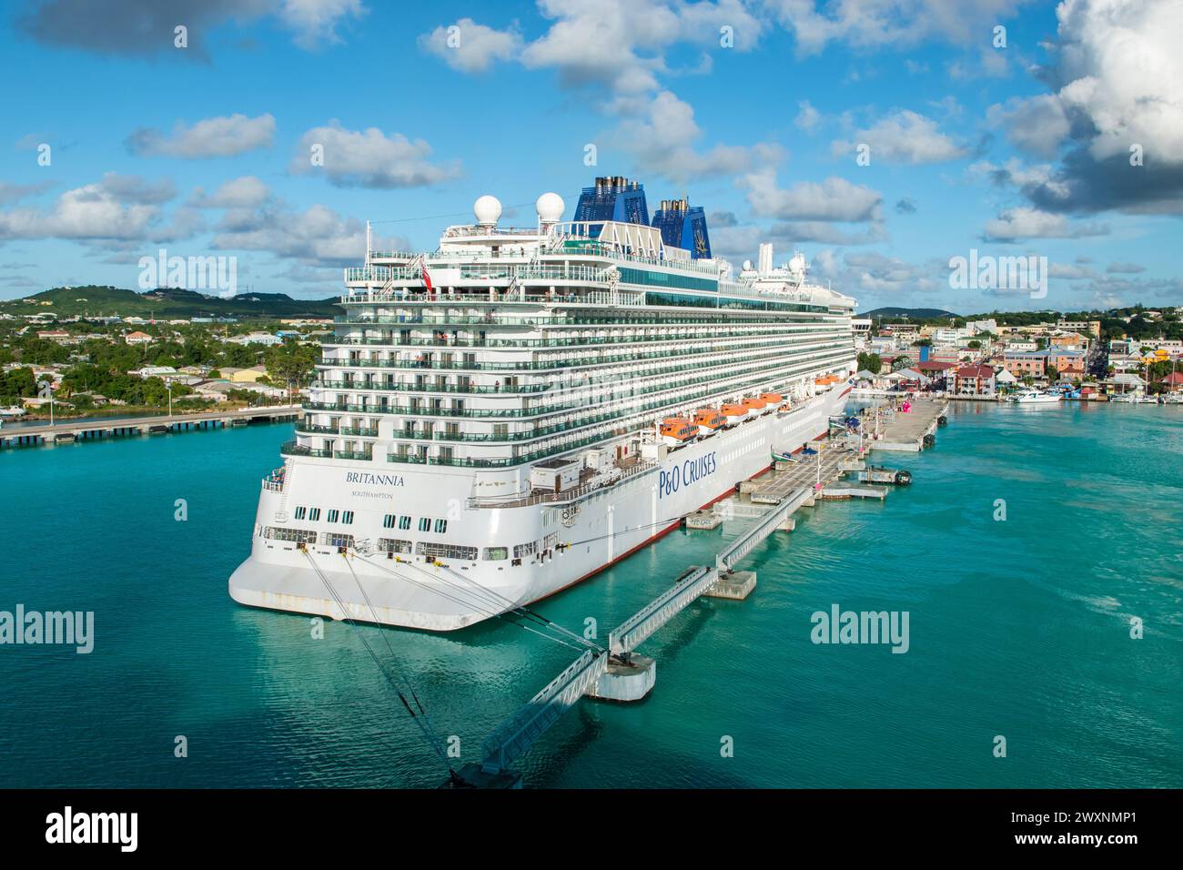 St John's, Antigua - 28 novembre 2023 : le navire de PO Cruises Britannia accosté dans le port de St Johns, Antigua. Banque D'Images