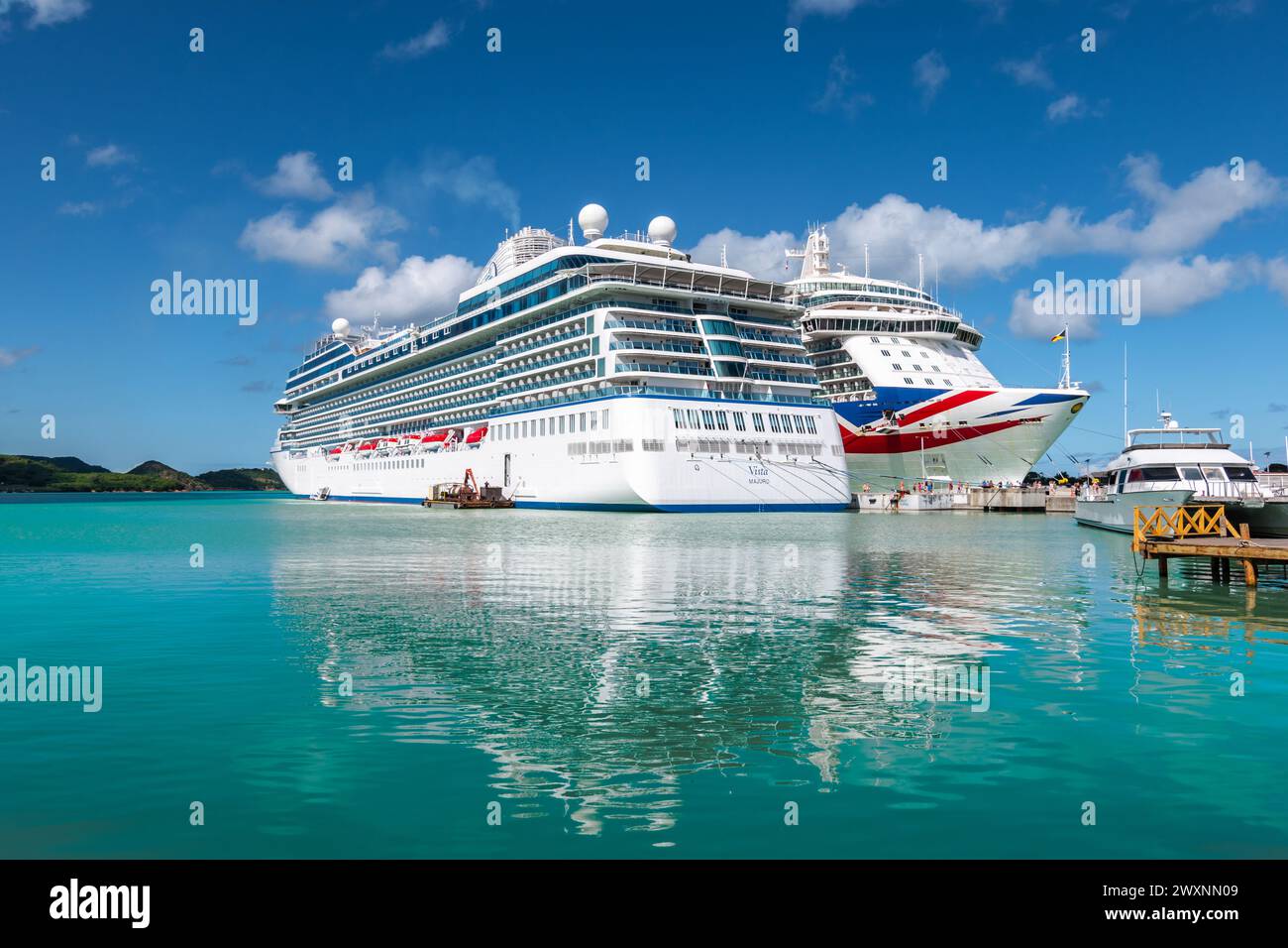 St John's, Antigua - 28 novembre 2023 : Oceania Cruises Vista navire amarré dans le port de St Johns, Antigua. Banque D'Images