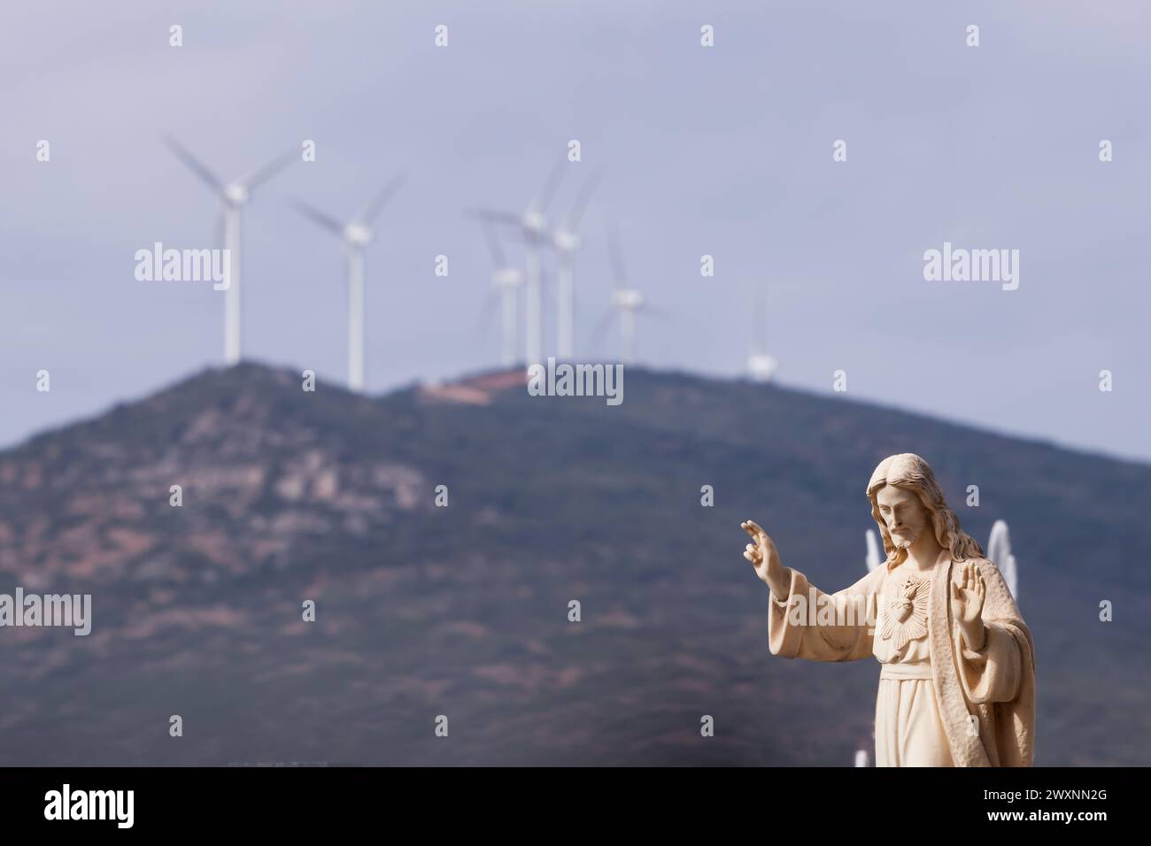 Christ bénissant avec des moulins à vent en arrière-plan dans le cimetière de l'Alhambra Banque D'Images