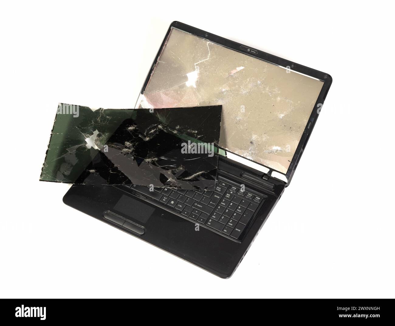 Vieil ordinateur portable cassé isolé sur fond blanc Banque D'Images