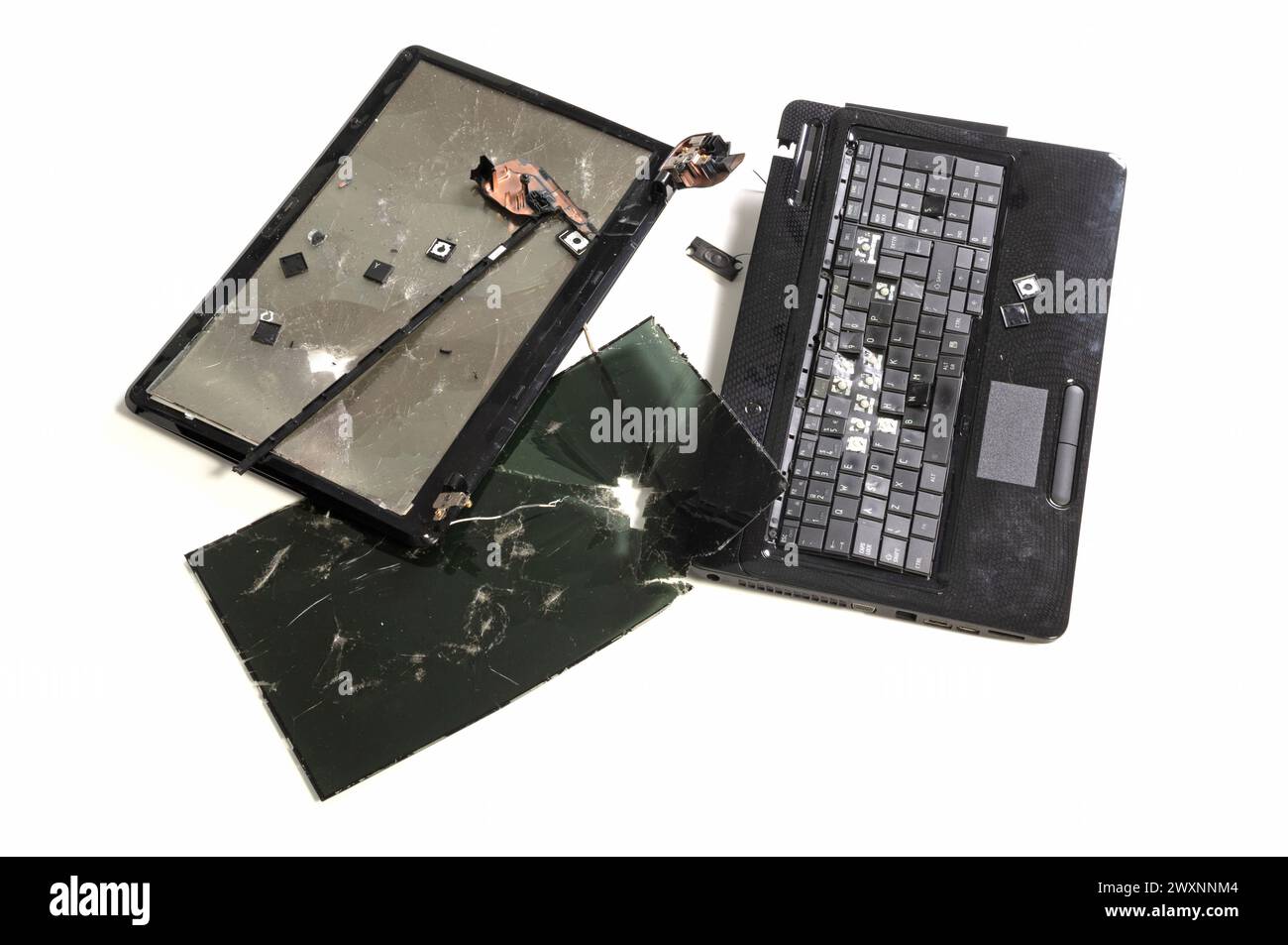 Vieil ordinateur portable cassé isolé sur fond blanc Banque D'Images