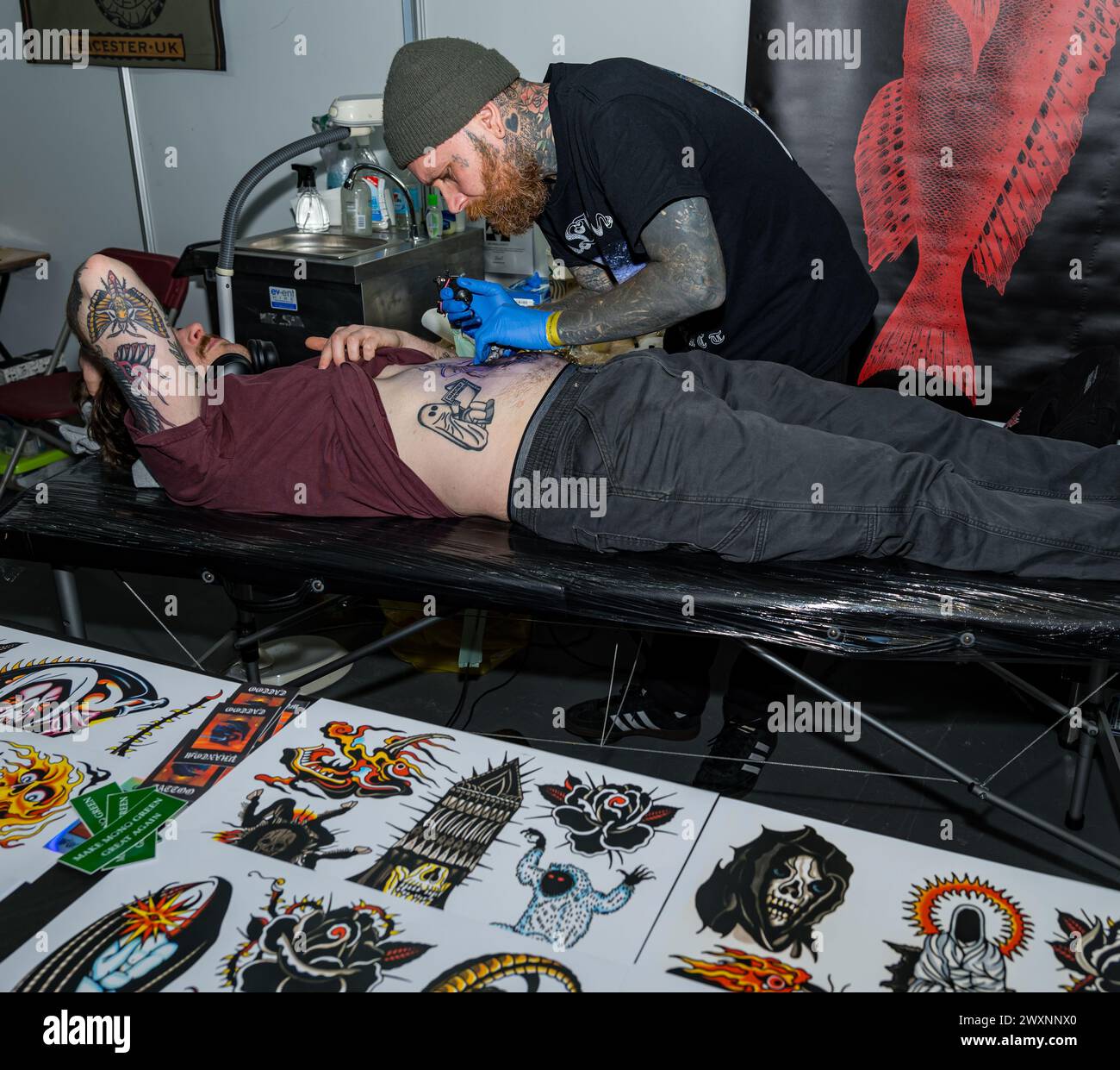 Homme se faisant tatouer la poitrine à Scottish Tattoo Convention, Édimbourg, Écosse, Royaume-Uni Banque D'Images