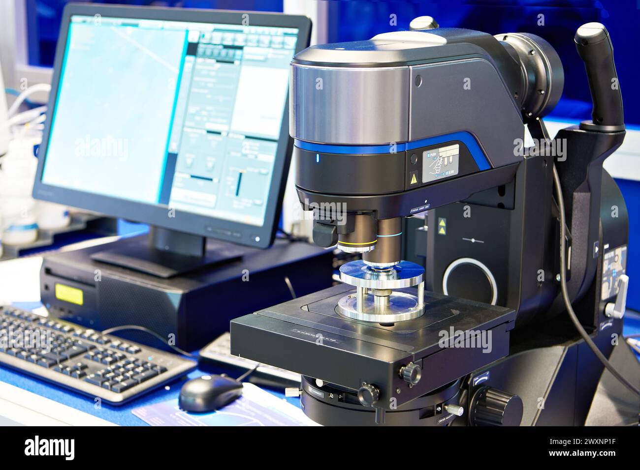Microscope industriel numérique et moniteur avec tube à tête inclinable Banque D'Images