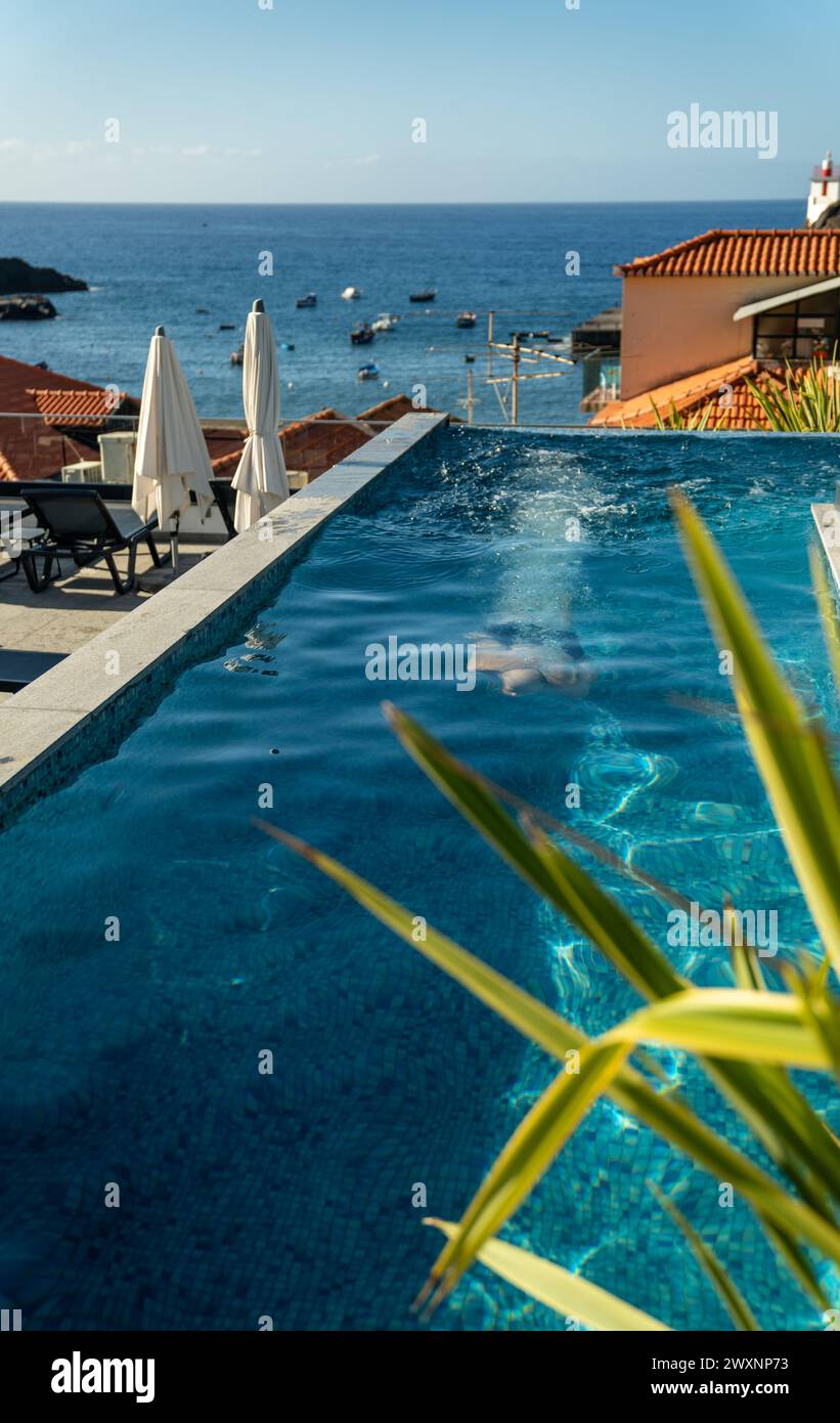 Une vue sur l'océan et la piscine depuis le balcon de l'appartement : île de Madère Banque D'Images