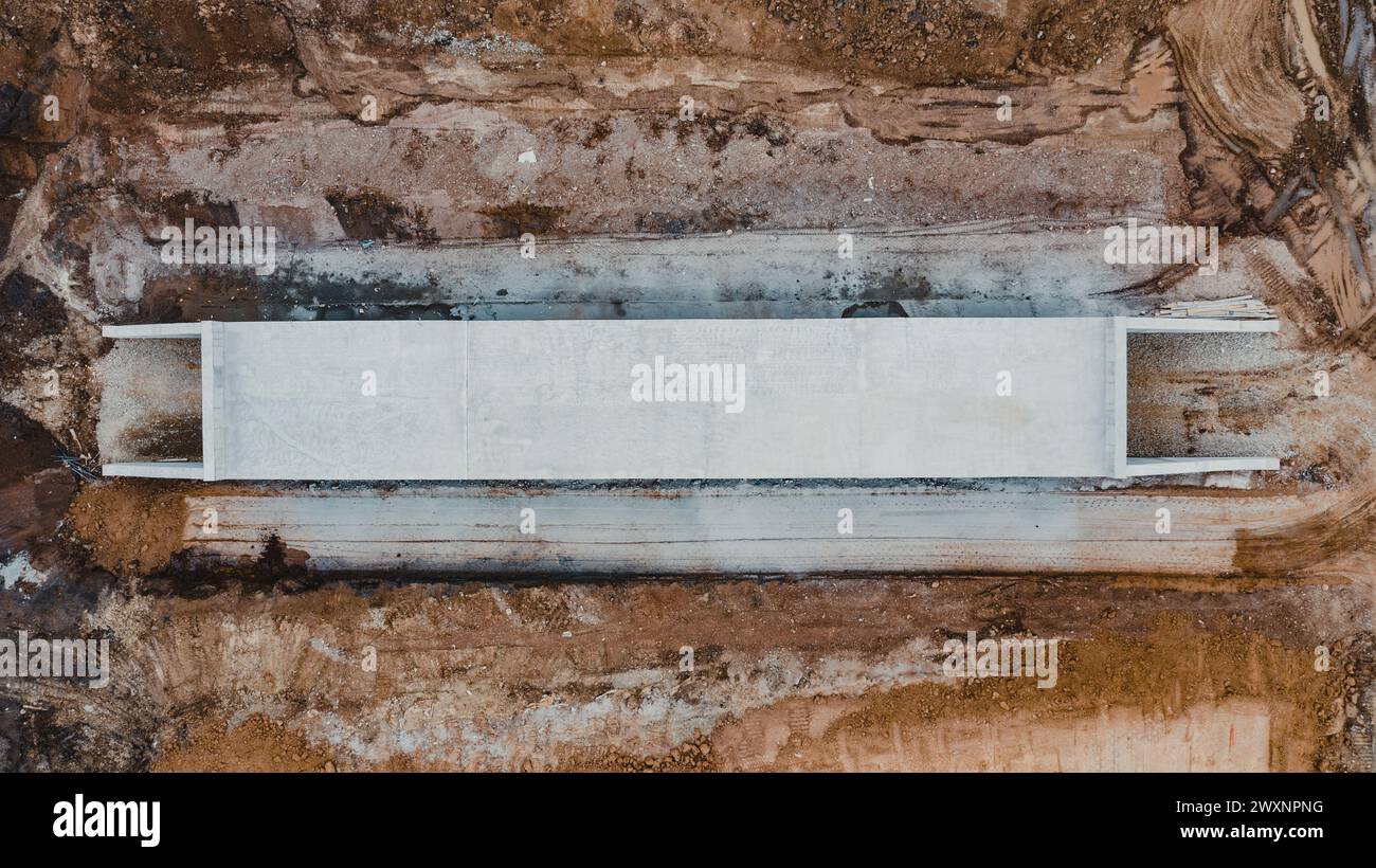 Un support en bois tenant un bac d'eau sur la terre Banque D'Images