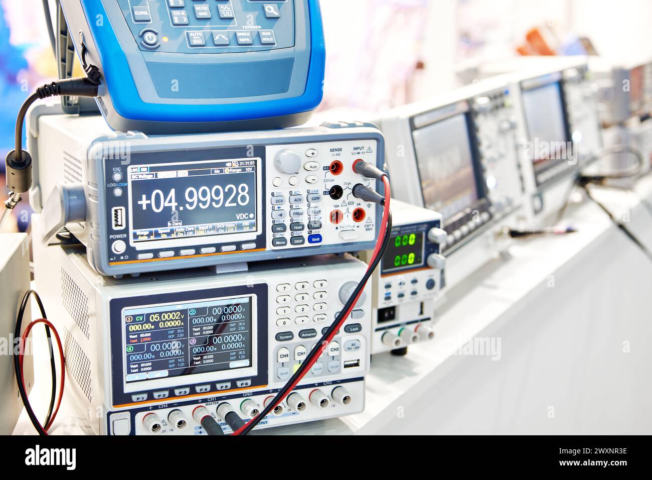 Alimentations électriques et appareils de mesure électroniques en laboratoire Banque D'Images