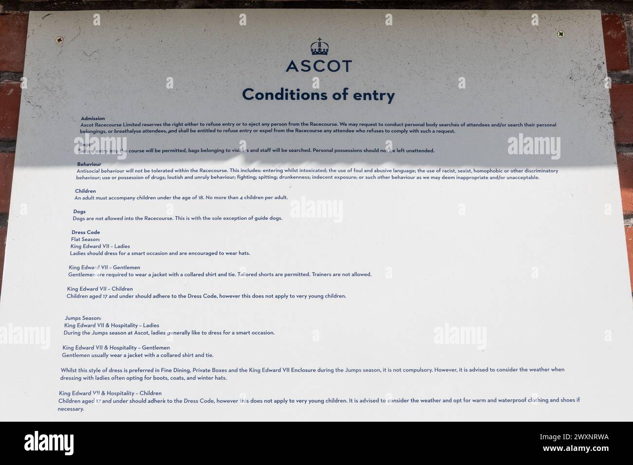 Panneau des conditions d'entrée à l'hippodrome d'Ascot, y compris les détails des exigences du code vestimentaire, Berkshire, Angleterre, Royaume-Uni Banque D'Images