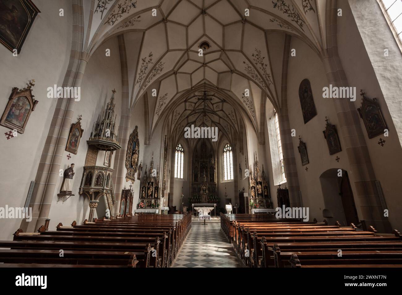 Vue intérieure de l'architecture de l'église de Villandro à Val Isarco, Italie Banque D'Images