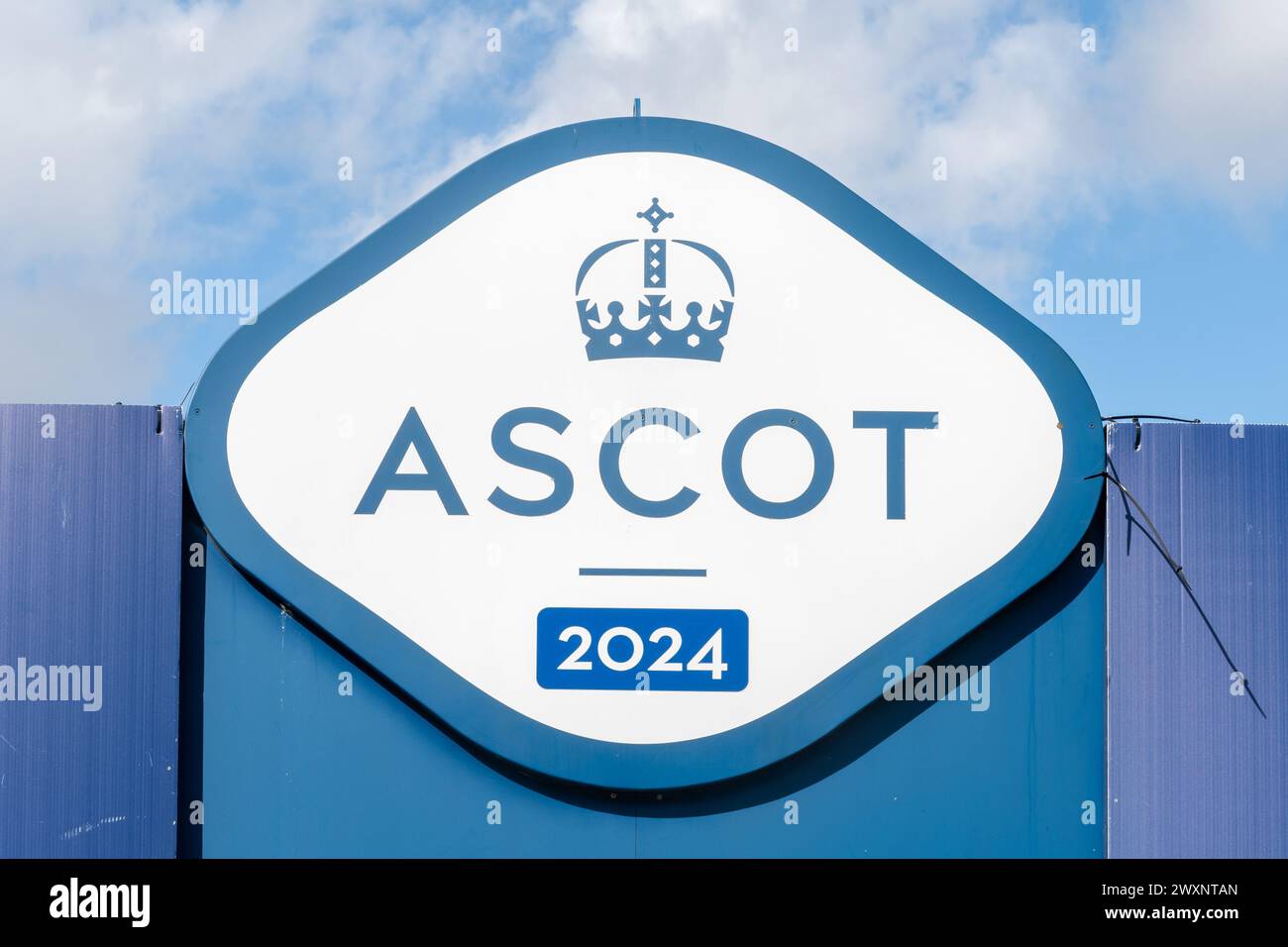 Ascot 2024 signe avec le logo de la couronne royale à l'hippodrome, Ascot, Berkshire, Angleterre, Royaume-Uni. Signe Royal Ascot Banque D'Images