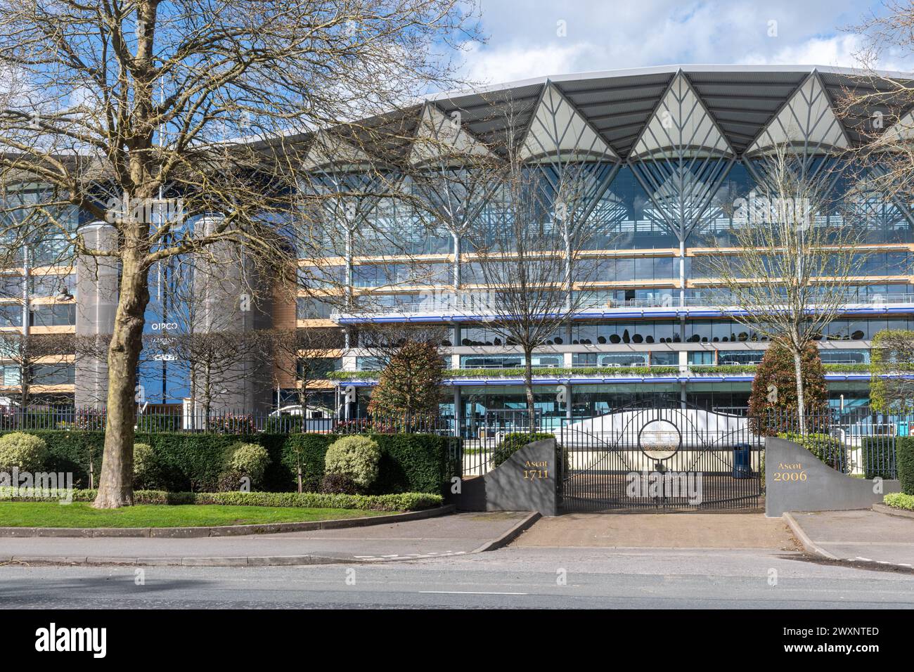 Hippodrome d'Ascot, vue sur la tribune et les portes d'entrée du célèbre site sportif lors d'un jour sans course, Ascot, Berkshire, Angleterre, Royaume-Uni Banque D'Images