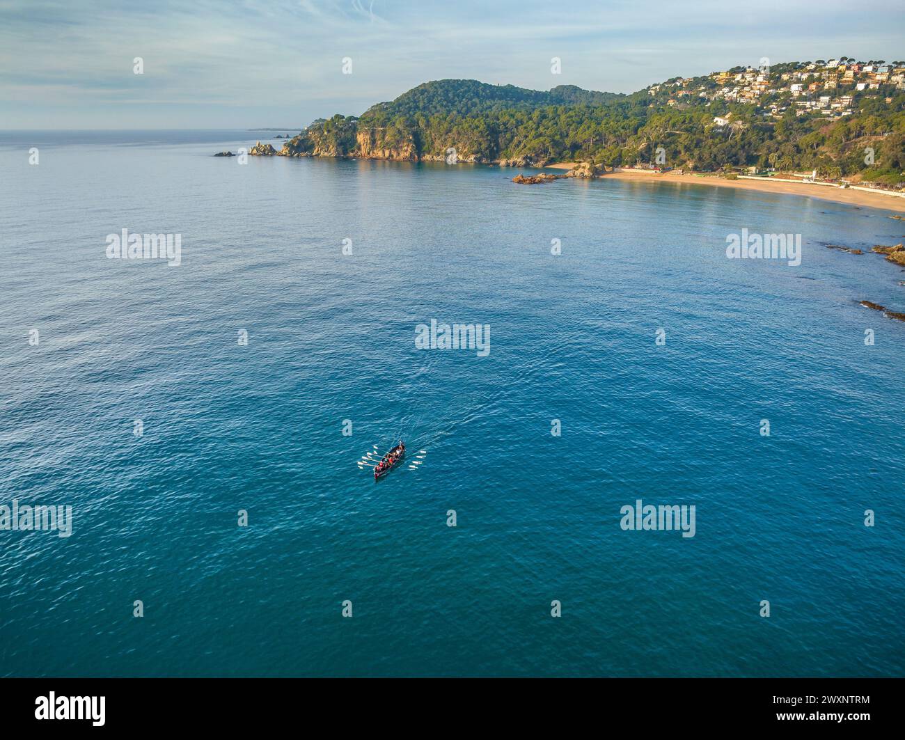 Quelques kayaks naviguant le long de la côte rocheuse de Lloret de Mar, sur la Costa Brava (Gérone, Catalogne, Espagne) ESP UNOS kayaks navegando en Costa Brava Banque D'Images