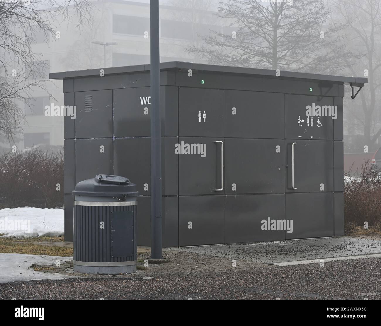 toilettes publiques et poubelle dans le parc en hiver Banque D'Images