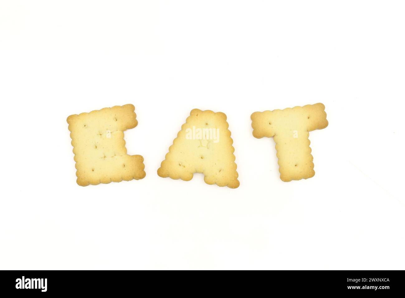 Lettres en forme de biscuits formant le mot EAT isolé sur fond blanc Banque D'Images
