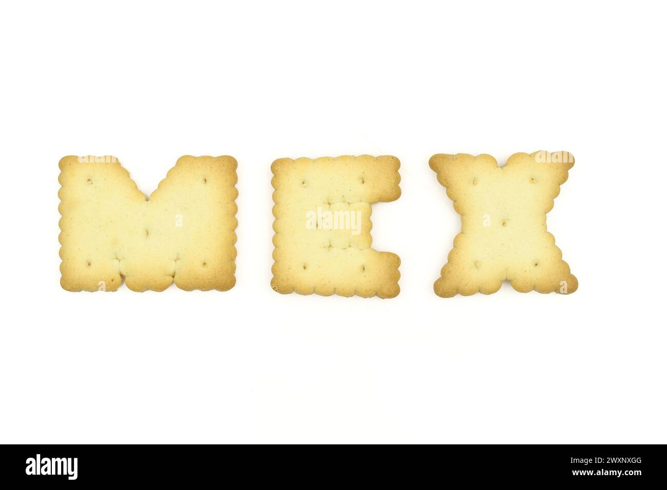 Biscuits en forme de lettre majuscule formant le mot MEX isolé sur fond blanc Banque D'Images