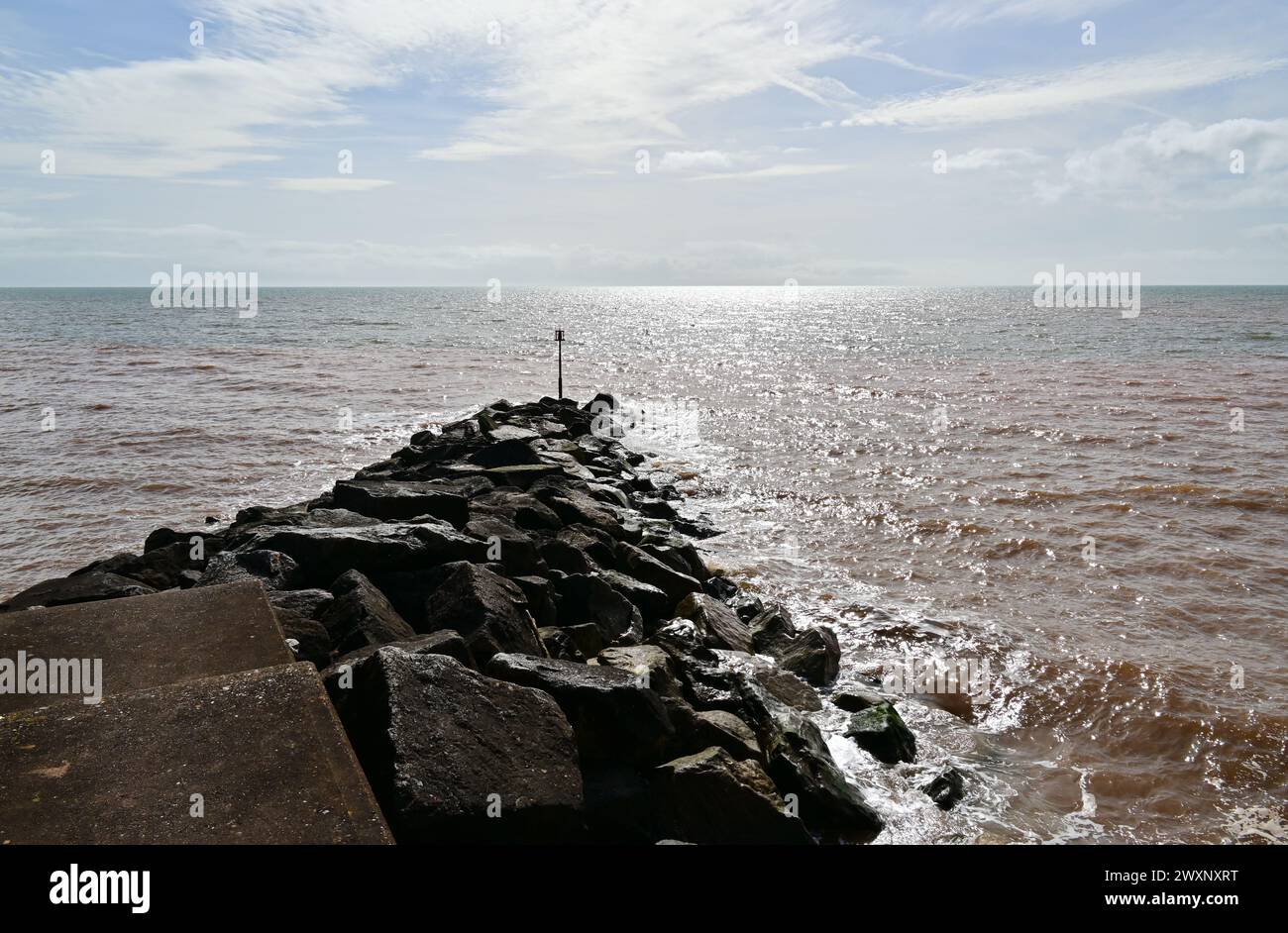 Groyne ou brise-lames construit de roches à Sidmouth, Devon, Angleterre, Royaume-Uni . Banque D'Images