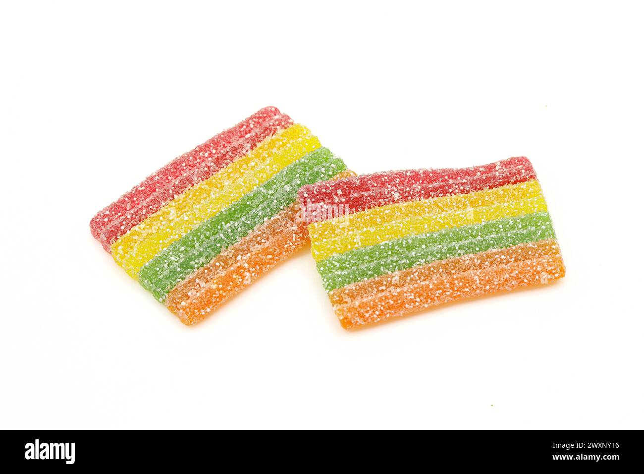 Rainbow Stripes cristaux de sucre saupoudrés bonbons gélifiés isolés sur fond blanc Banque D'Images