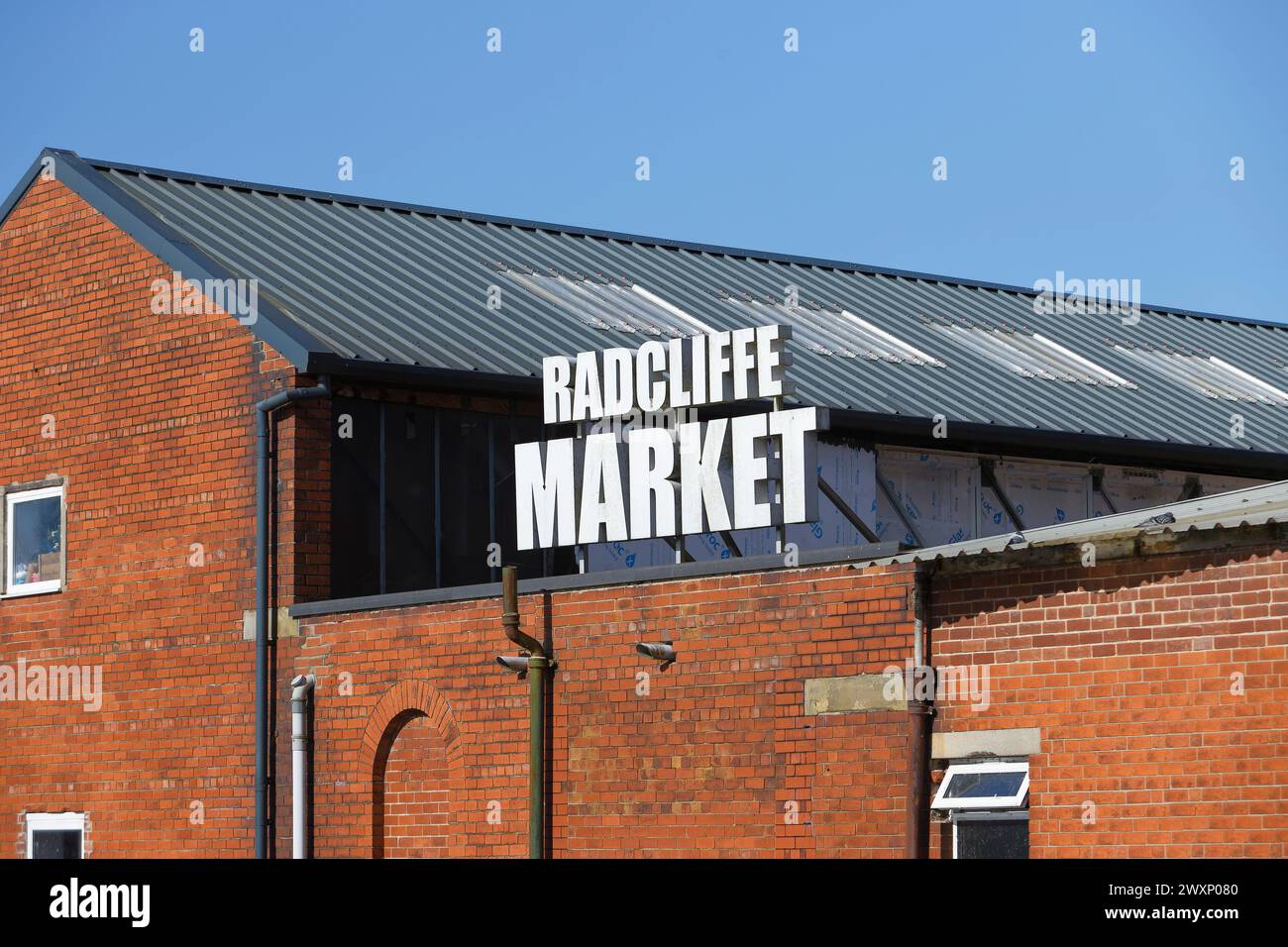 Radcliffe Market signe à l'arrière du Radcliffe Market avec un ciel bleu clair près de Bury Greater manchester uk Banque D'Images