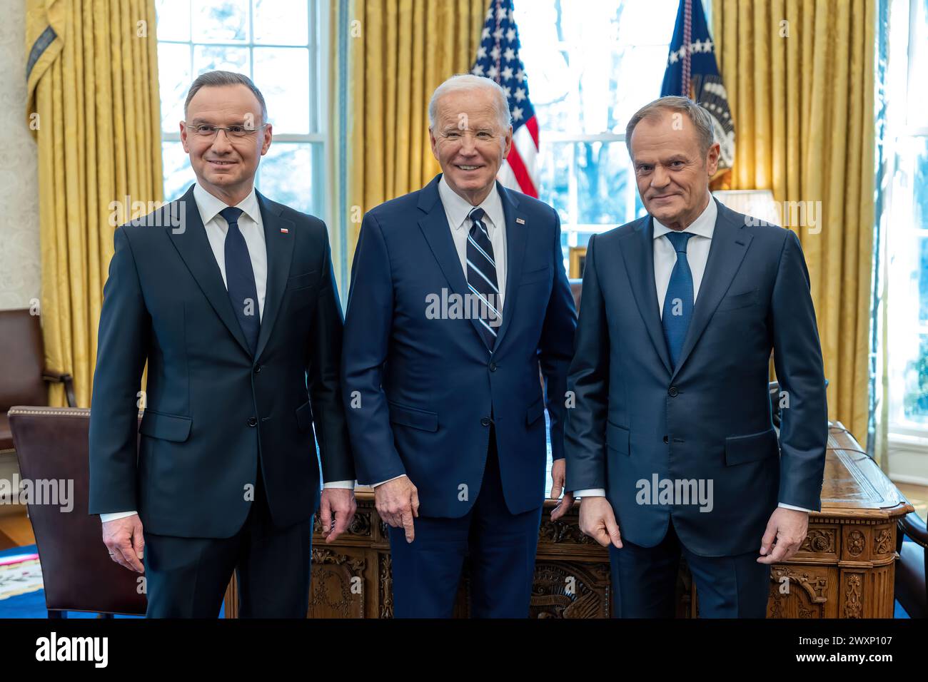Le Président. Joe Biden accueille le président Andrzej Duda et le premier ministre de Pologne Donald Tusk, mardi 12 mars 2024, dans le bureau ovale. (Photo officielle de la Maison Blanche par Adam Schultz) Banque D'Images
