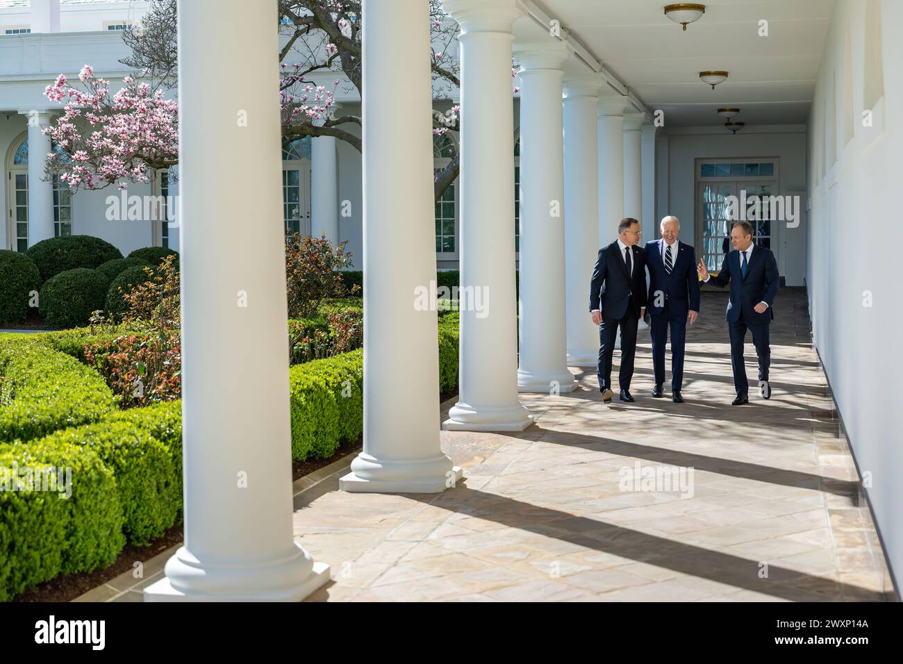 Le Président Joe Biden marche le long de la Colonnade Ouest avec le Président Andrzej Duda et le premier ministre de Pologne Donald Tusk, mardi 12 mars 2024, en route pour une réunion bilatérale dans la résidence. (Photo officielle de la Maison Blanche par Adam Schultz) Banque D'Images