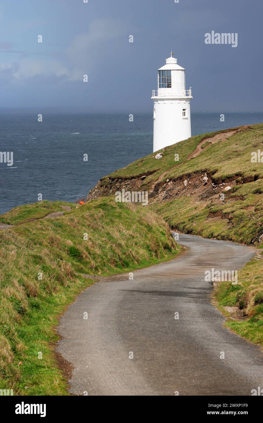 Phare de Trevose Head avec fond d'océan Atlantique par un après-midi ensoleillé et nuages éparpillés, Cornouailles North Coast, Angleterre Banque D'Images