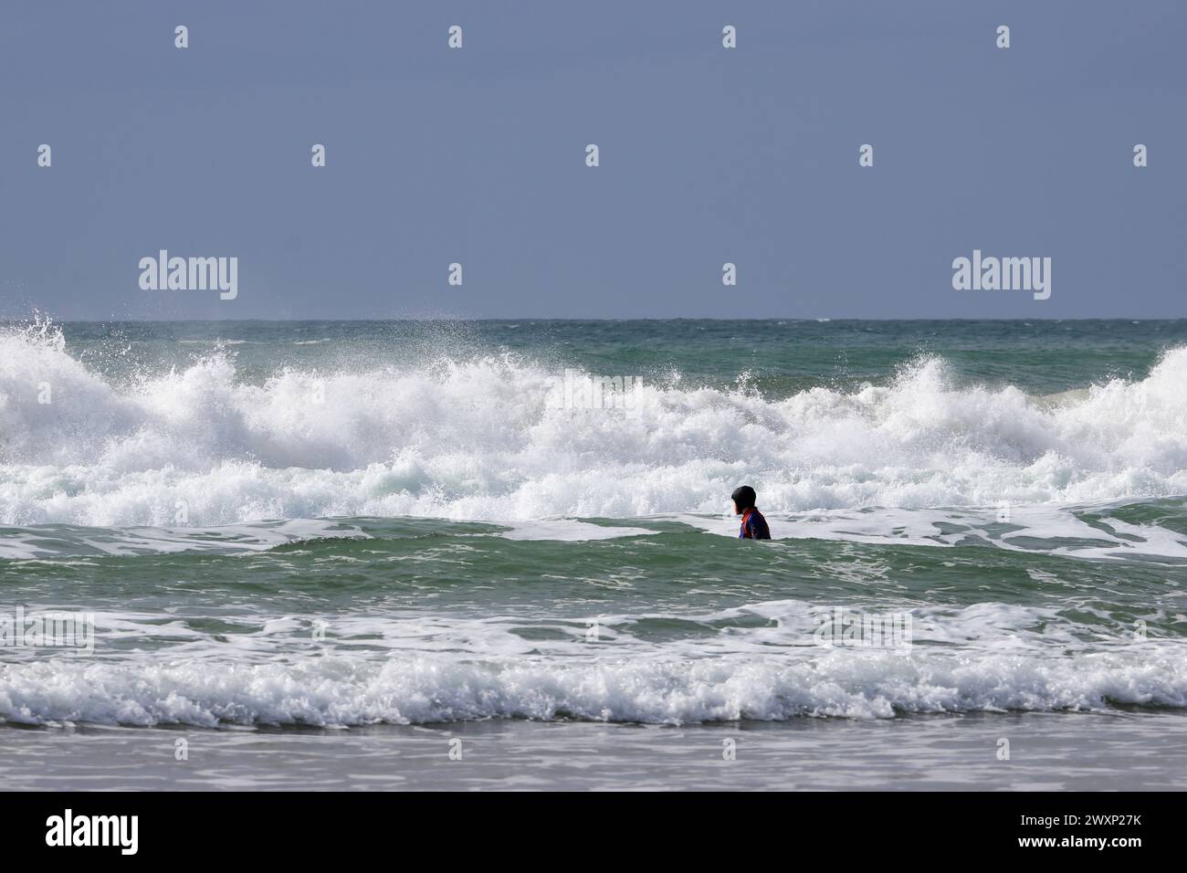 Cours de surf à Mawgan Porth, Cornwall, pendant un après-midi très venteux Banque D'Images