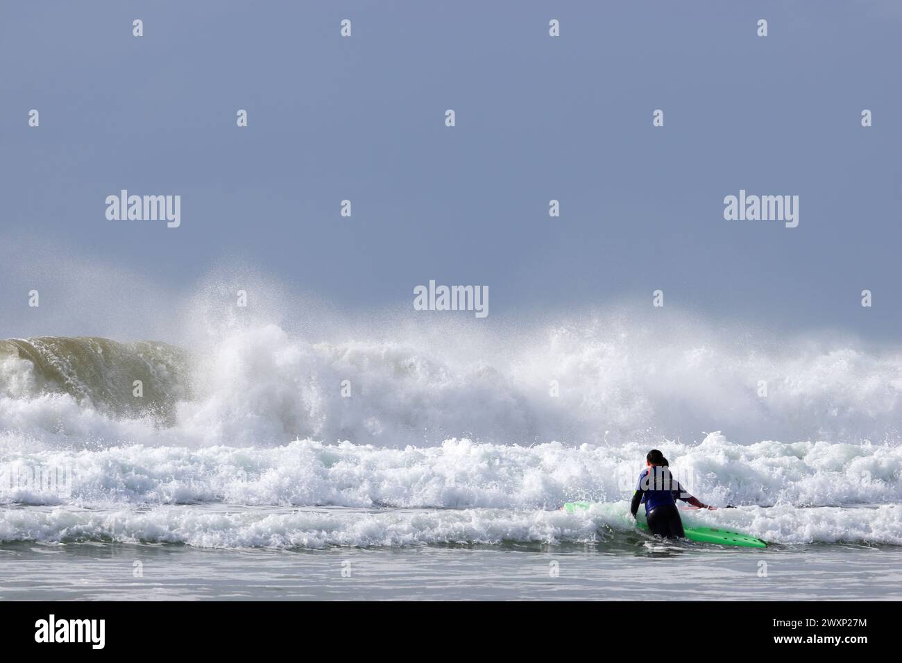 Cours de surf à Mawgan Porth, Cornwall, pendant un après-midi très venteux Banque D'Images