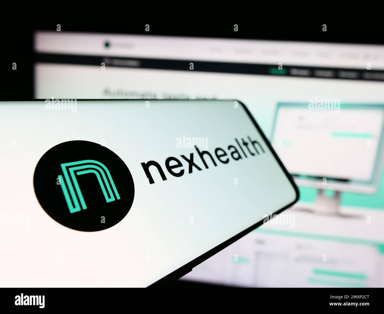 Téléphone portable avec le logo de la société américaine de logiciels de soins de santé NexHealth Inc en face du site Web de l'entreprise. Focus à gauche de l'écran du téléphone. Banque D'Images