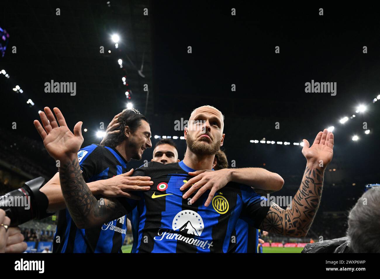 Milan, Italie. 01st Apr, 2024. Federico Dimarco du FC Internazionale marque un but lors du match de football italien Serie A entre l'Inter FC Internazionale et l'Empoli FC le 1er avril 2024 au stade Giuseppe Meazza San Siro Siro à Milan, Italie. Photo Tiziano Ballabio crédit : Tiziano Ballabio/Alamy Live News Banque D'Images