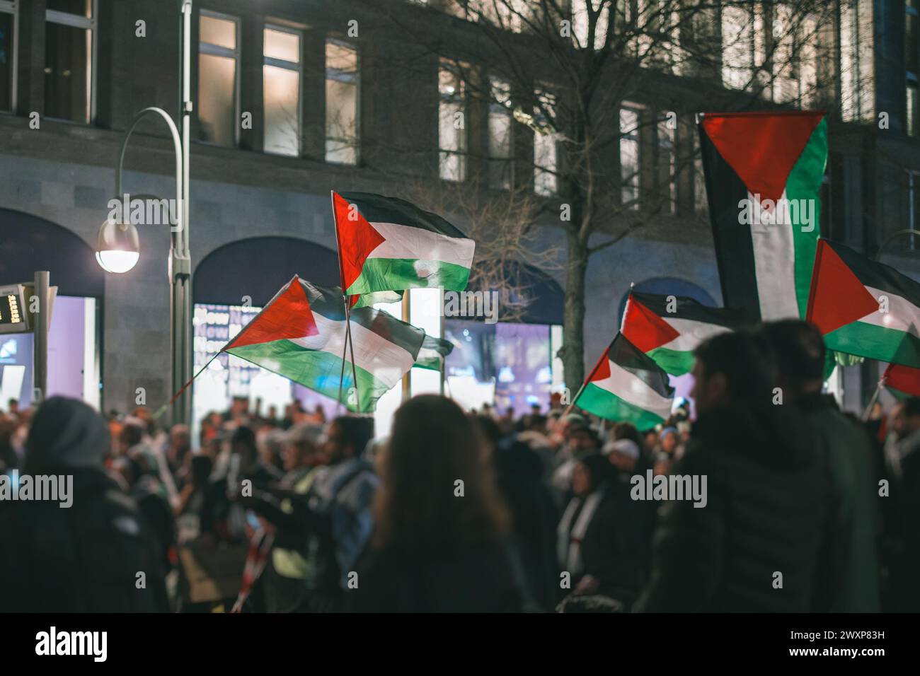 Pro - manifestations palestiniennes à Berlin. Drapeaux de palestine agitant entre les gens soutenant la palestine sur l'invasion israélienne de gaza. Pro palestinia Banque D'Images