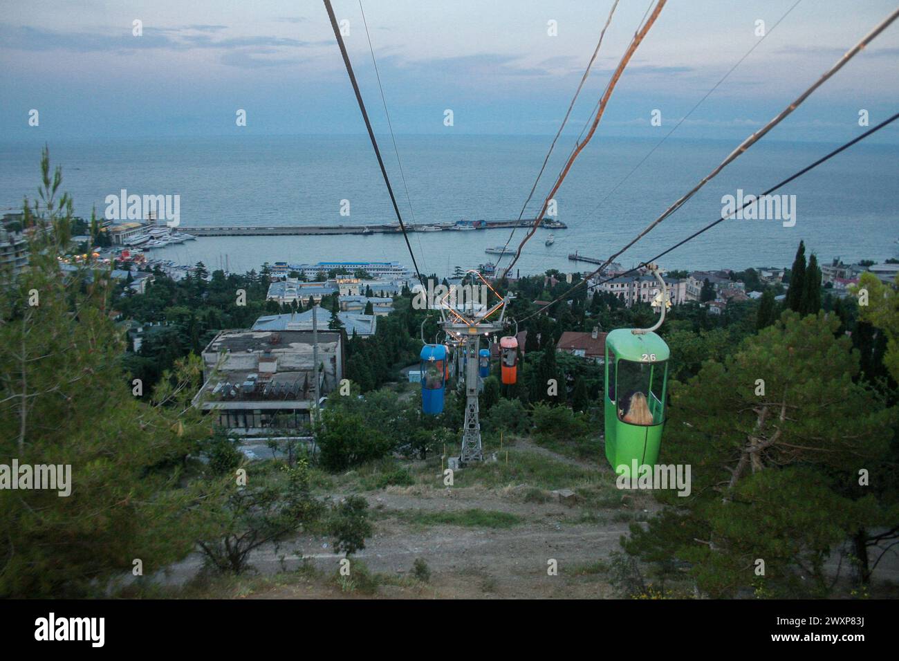 Petite télécabine touristique pour deux personnes dans le centre de yalta, Ukraine ou Russie. Télécabine touristique menant à la partie supérieure de la ville de Yalta et à un loo Banque D'Images