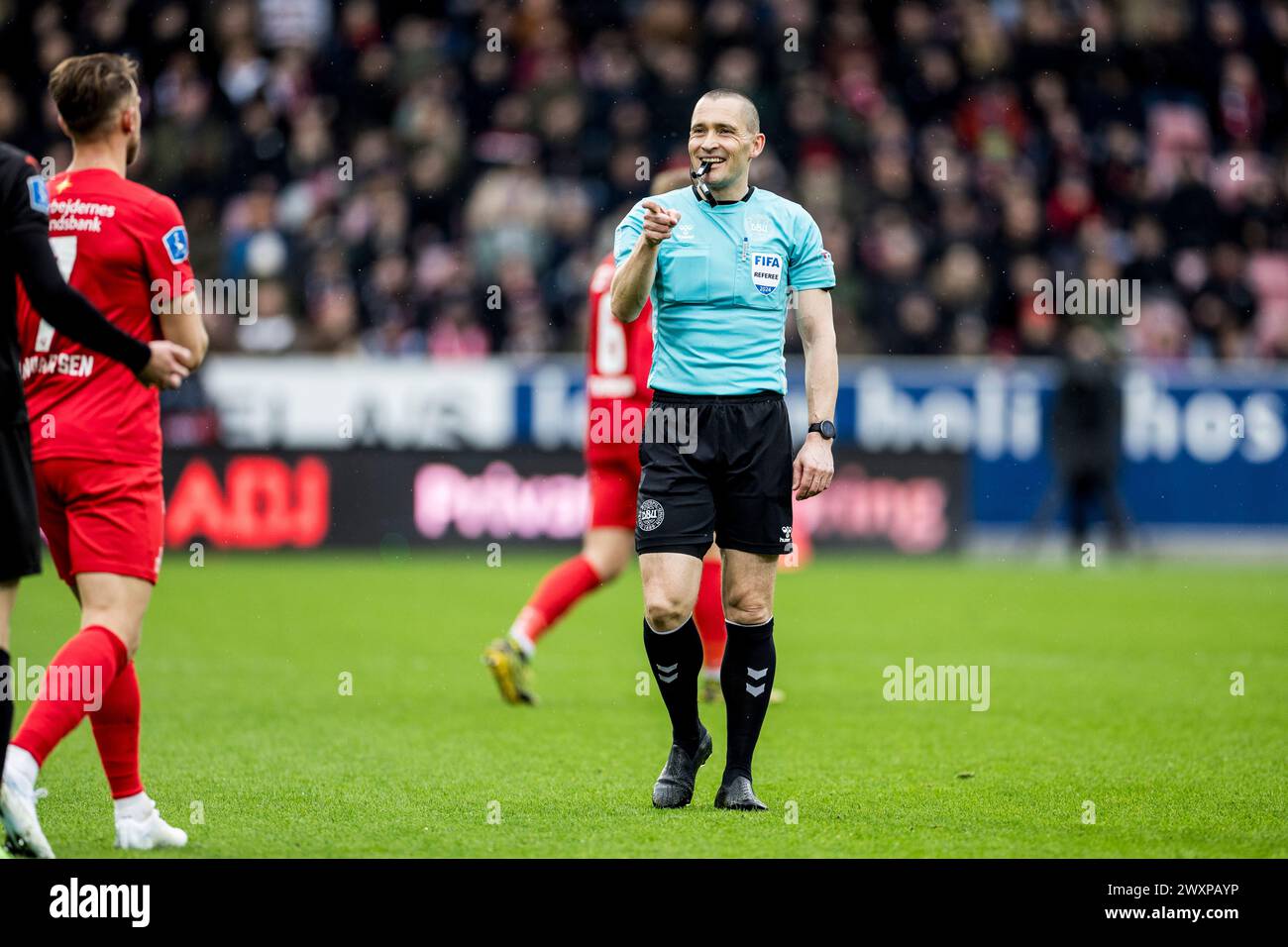 Herning, Danemark. 01st Apr, 2024. Arbitre Mads-Kristoffer Kristoffersen vu lors du match de 3F Superliga entre le FC Midtjylland et le FC Nordsjaelland à la MCH Arena de Herning. (Crédit photo : Gonzales photo/Alamy Live News Banque D'Images