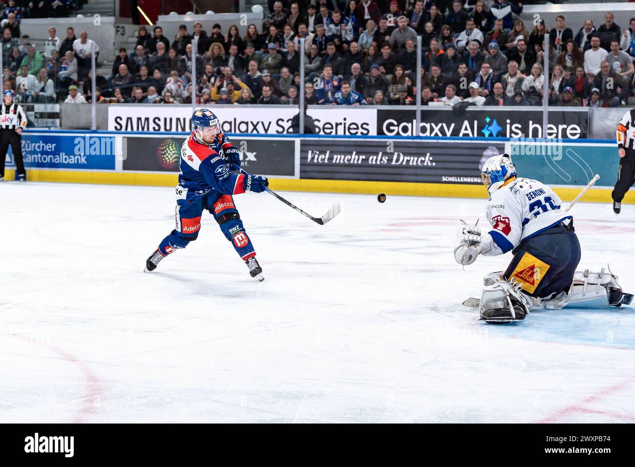 Zurich, Suisse. 01st Apr, 2024. 1er avril 2024, Zurich, Swiss Life Arena, NL demi-finale : ZSC Lions - EV Zug, #28 Jesper Froden (ZSC), #30 gardien Leonardo Genoni (Zug) (photo de Stefan Emch/Just Pictures/Sipa USA) crédit : Sipa US/Alamy Live News Banque D'Images