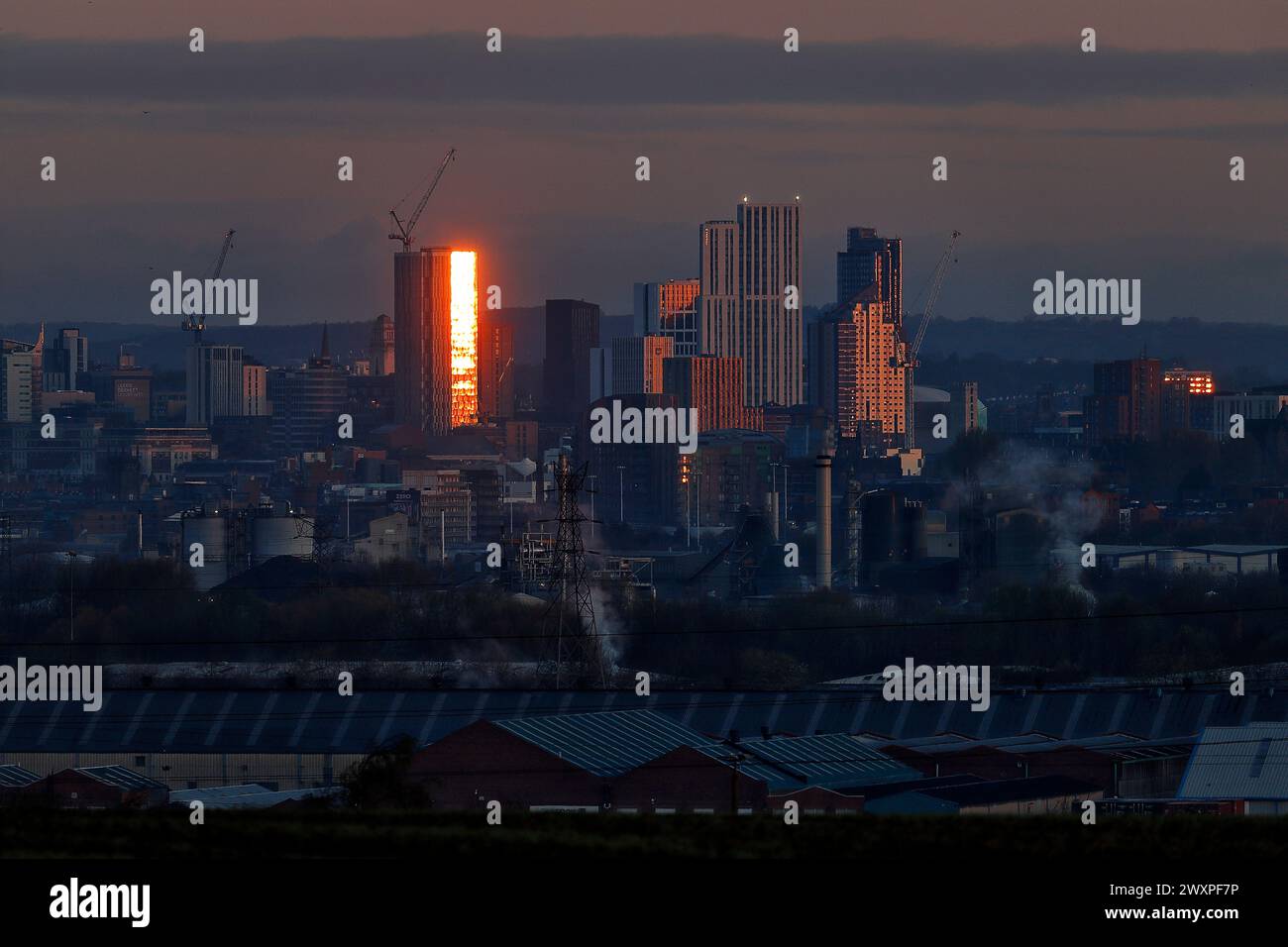 Les reflets du lever du soleil font que le 44 Merrion Street dans le centre-ville de Leeds semble être en feu. Banque D'Images