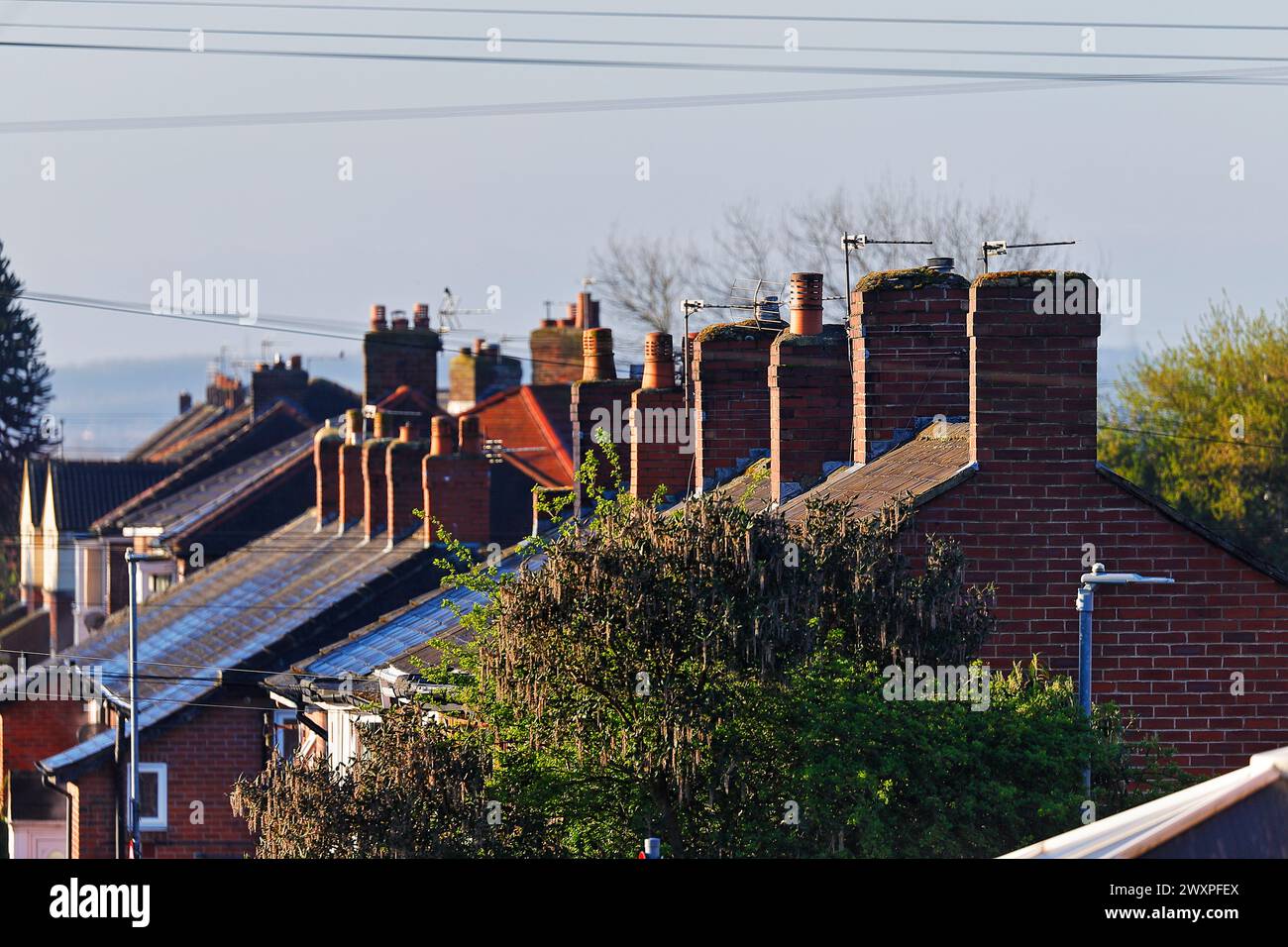 Toits et cheminées sur des logements mitoyens à Swillington, Leeds, West Yorkshire, Royaume-Uni Banque D'Images