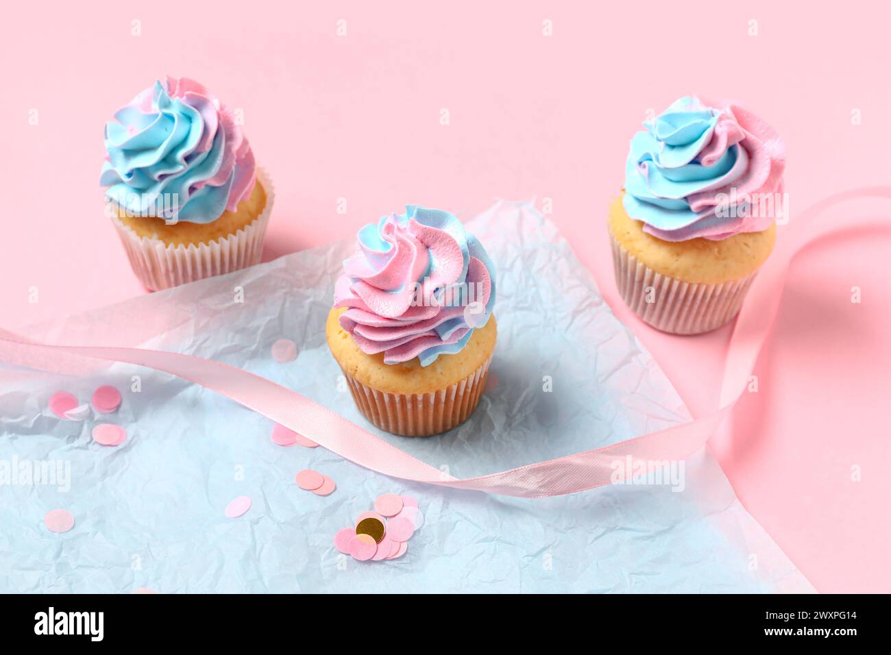 Délicieux cupcakes avec décor sur fond rose. Concept de parti de révélation de genre Banque D'Images