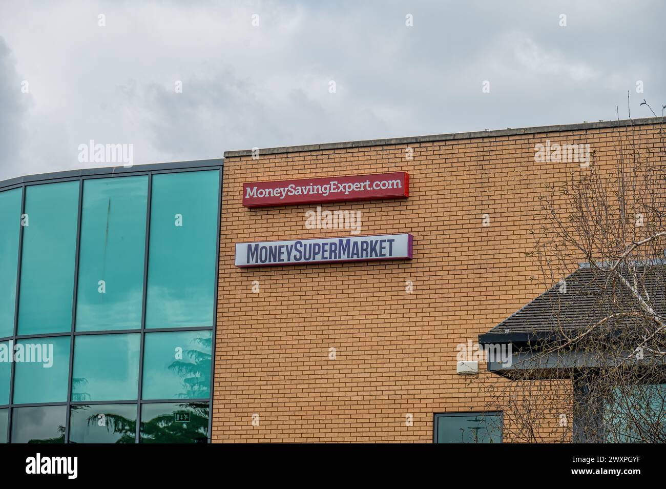 LONDRES, Royaume-Uni - MARS 31 2024 : signe pour MoneySuperMarket.com à leur siège social Banque D'Images