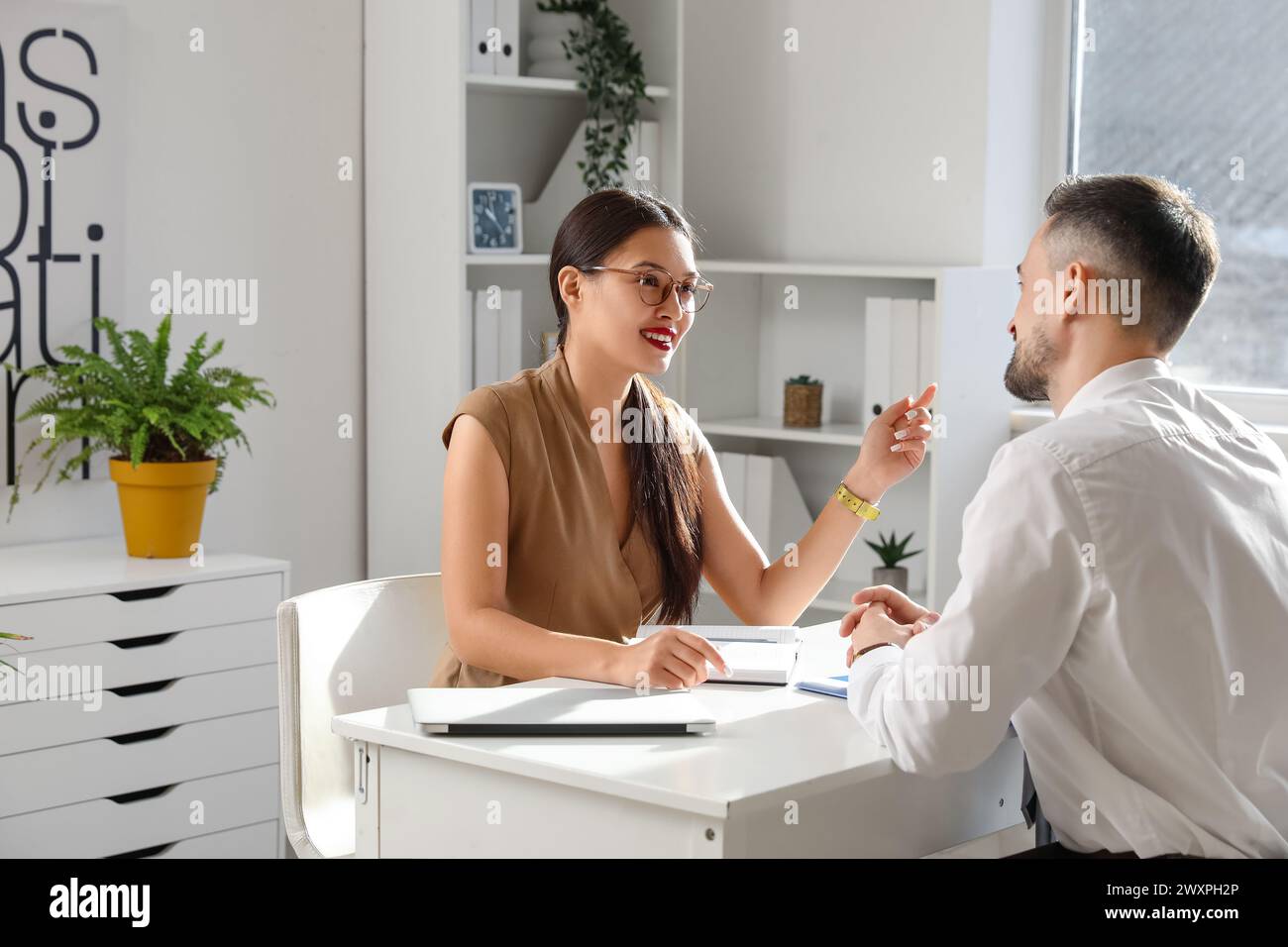Responsable des ressources humaines interrogeant le candidat au bureau Banque D'Images