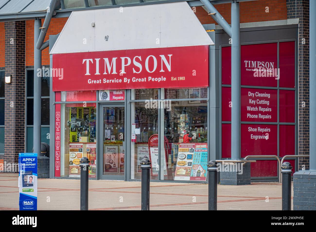 LONDRES, Royaume-Uni - MARS 31 2024 : façade du magasin Timpson Banque D'Images