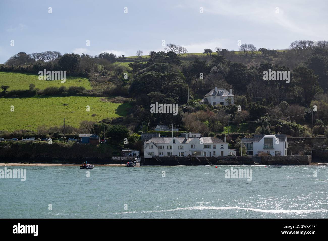 East Portlemouth, y compris la plage de sable jaune prise un jour nuageux de printemps de Salcombe avec queue de ferry visible sur la jetée Banque D'Images