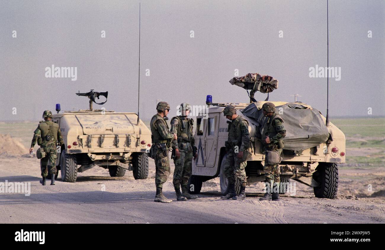 26 mars 1991 police militaire de l'armée américaine au dernier poste de contrôle américain, à 8 km au sud de Nasiriyah dans le sud de l'Irak. Banque D'Images