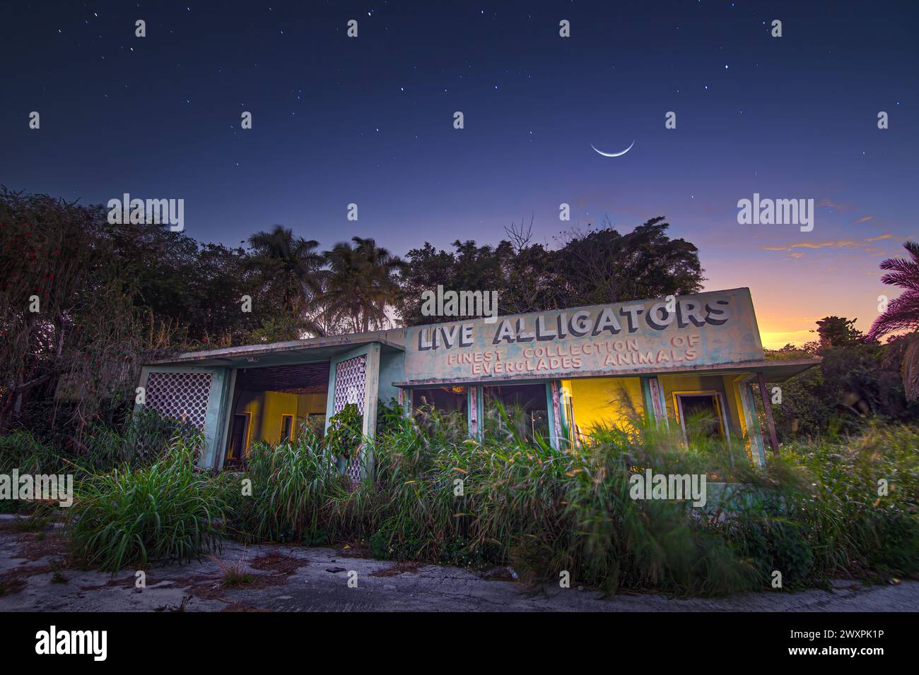 Une image de l'attraction touristique abandonnée Everglades Gatorland le long de la route US 27 à South Bay, en Floride. Banque D'Images Une image de l'attraction touristique abandonnée Everglades Gatorland le long de la route US 27 à South Bay, en Floride. Banque D'Images