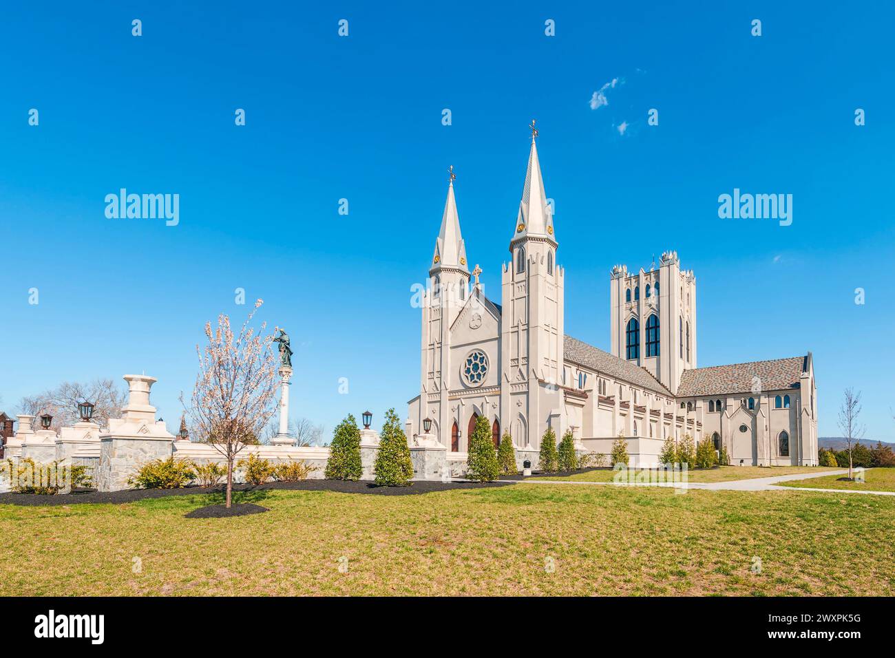 Front Royal, Virginie. États-Unis - 29 mars 2024 - vue extérieure de la chapelle catholique romaine Christ le Roi dans le campus de Christendom College Banque D'Images