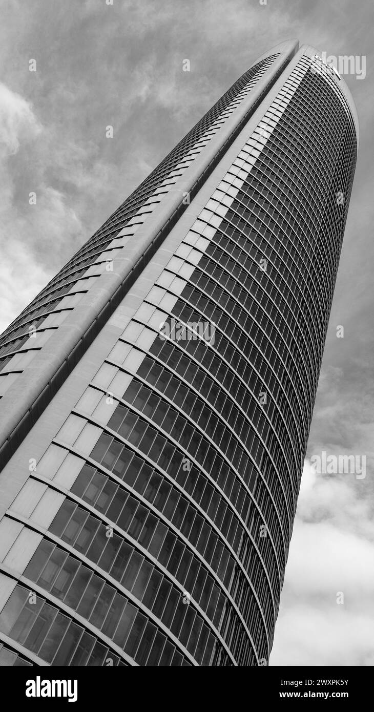 Vue de la tour PwCl sur le Paseo de la Castellana à Madrid, dans le complexe financier des 4 tours. En Espagne Banque D'Images