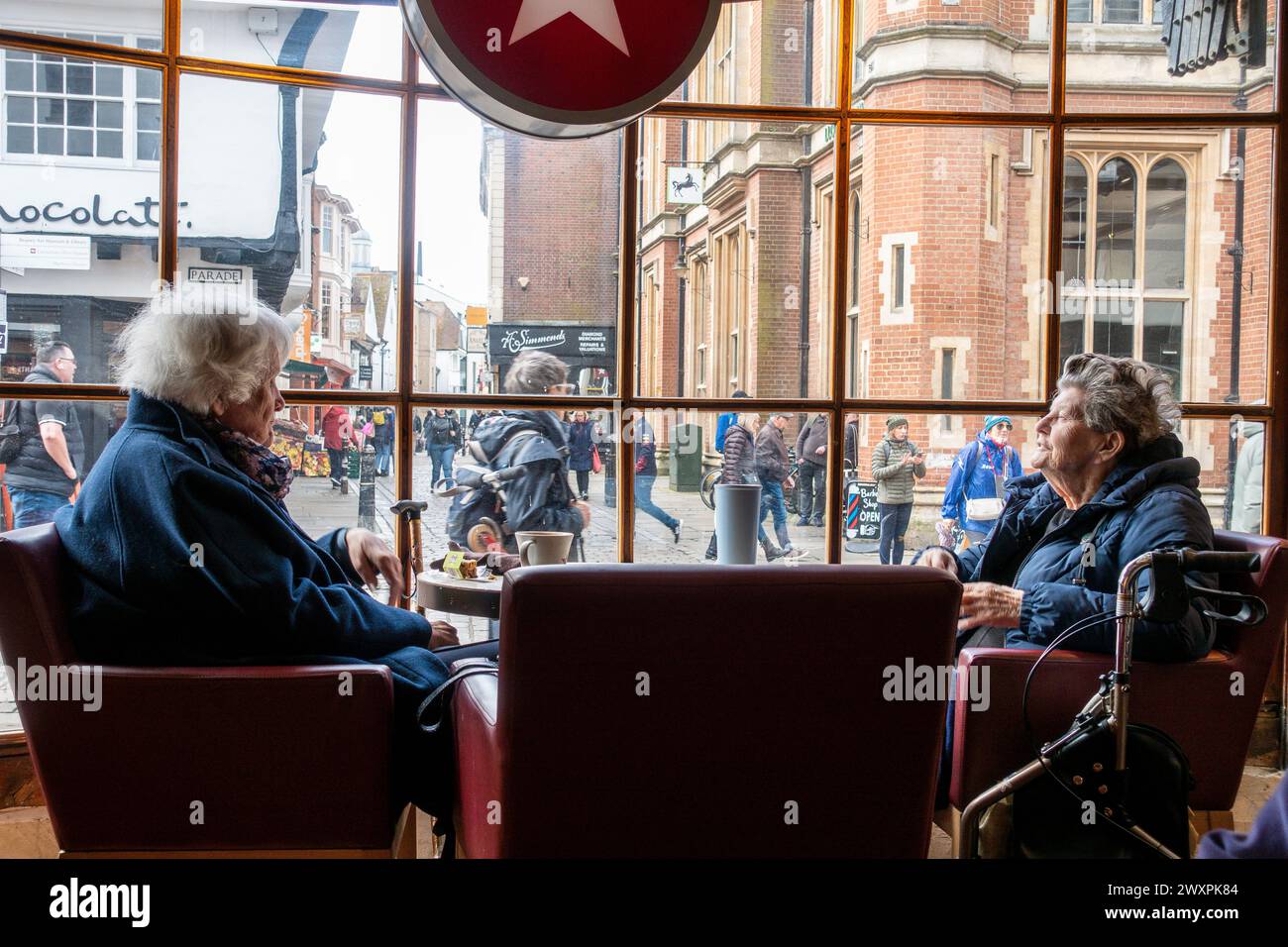 Two.Older, Mesdames, jouissant, café, boisson, centre-ville, café, pret A manger, Canterbury, Kent Banque D'Images