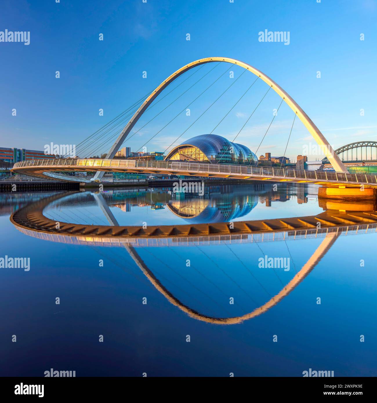 Vue à l'aube du pont Millenium de Gateshead vue depuis le quai de Newcastle en direction du Glasshouse International Centre for Music Banque D'Images